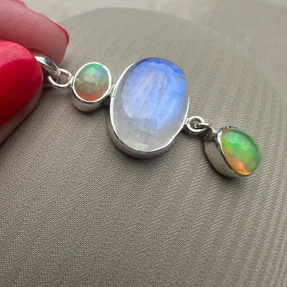 Elegant sterling Silver with Blue Flash Moonstone and Ethiopian Opals in Pendant - Picture 3 of 5